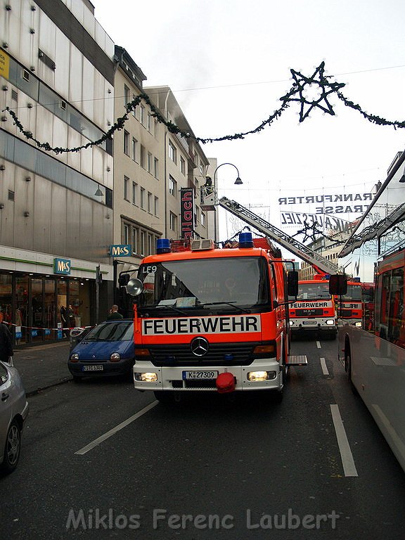 Feuer Koeln Muelheim Frankfurterstr Wiener Platz P16.JPG